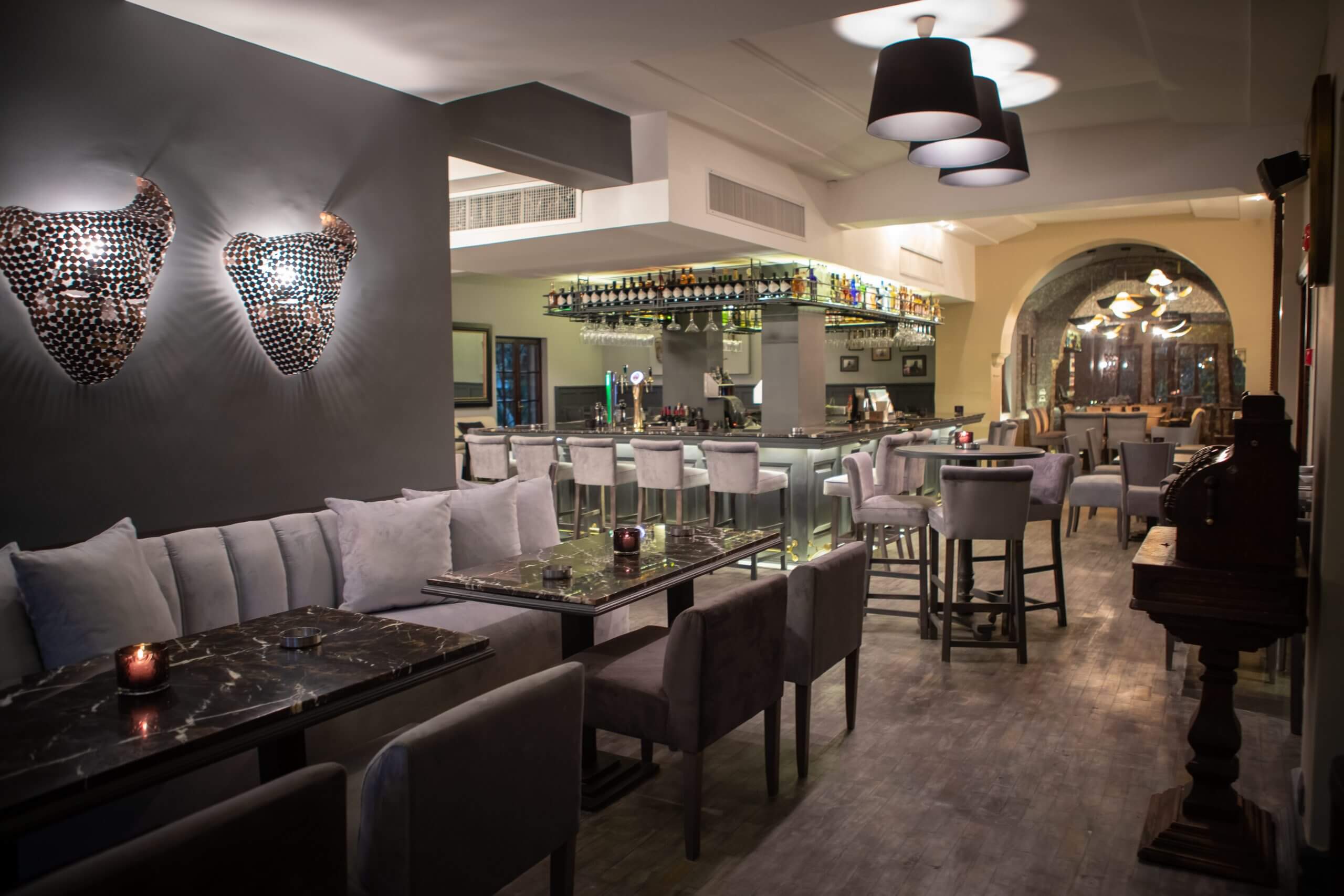 the-living-room-7-restaurant-bar-drinks-cocktails-music-jazz-1-scaled